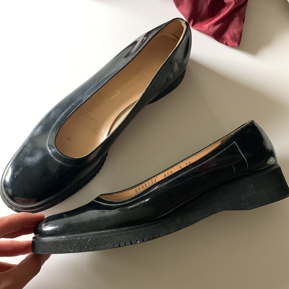 Salvatore Ferragamo Almond Toe Flats - Picture 3 of 9